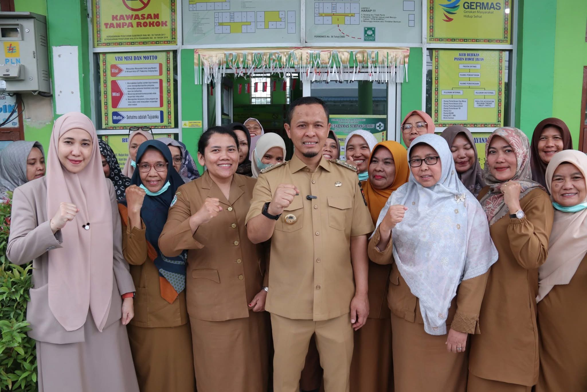 PEKANBARU - Wali Kota (Wako) Pekanbaru Agung Nugroho bersama Wakil Wali Kota (Wawako) Pekanbaru Markarius Anwar resmi menjadi Pendekar Kehormatan Tapak Suci. Pengukuhan keduanya berlangsung dalam momen Pelantikan Pengurus Pim