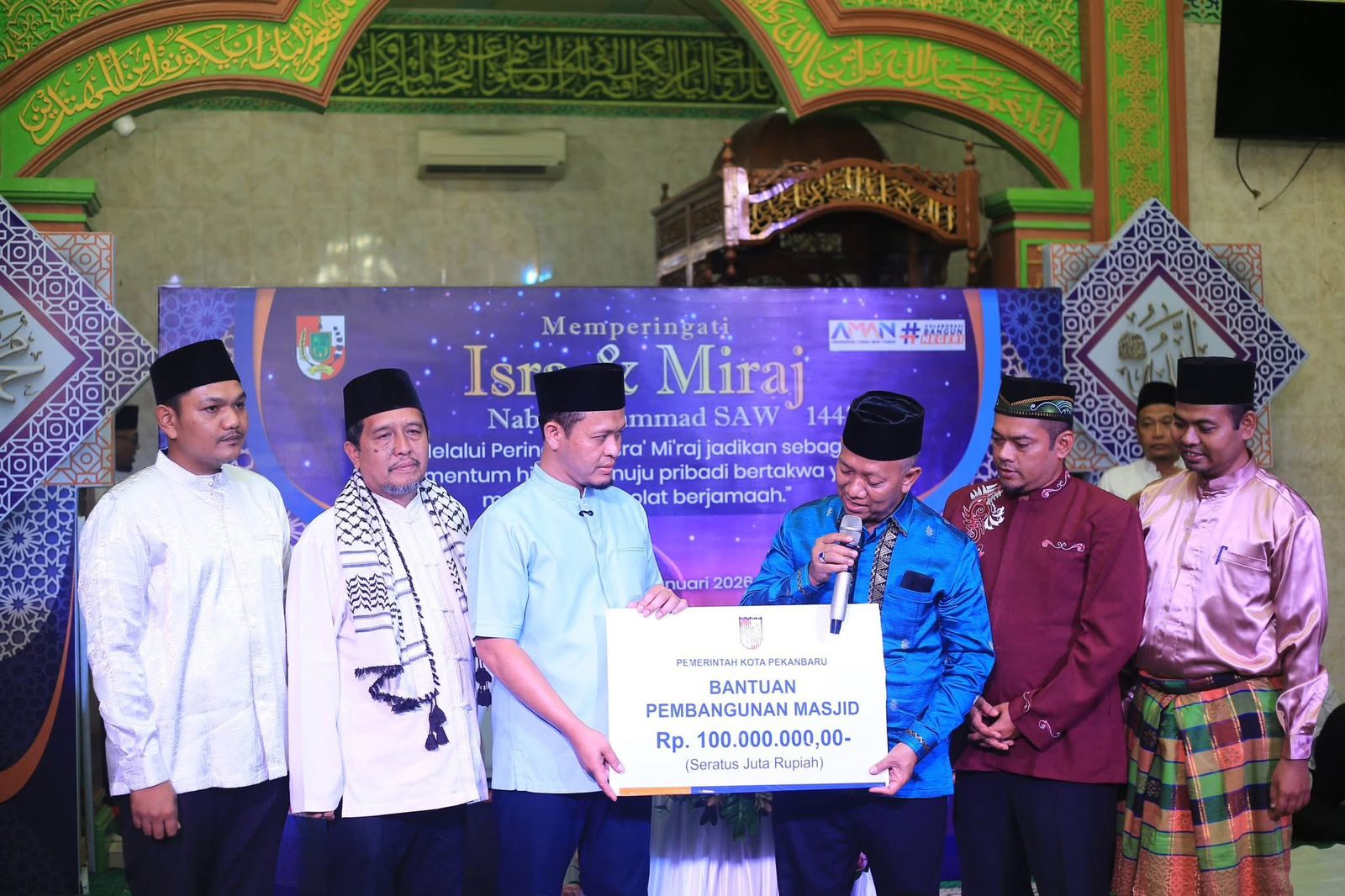 Peringati Isra Miraj Bersama Warga Marpoyan Damai, Wako Serahkan Bantuan Pembangunan Masjid